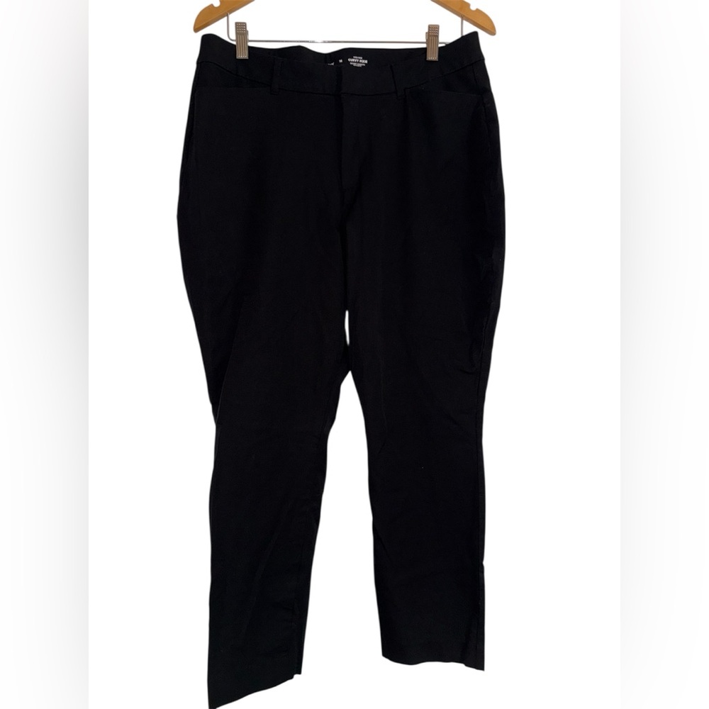 Black Old Navy High Rise Curvy Pixie pants.